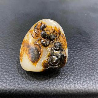 和田玉籽料现稀有红黑皮花开见佛造像引收藏热潮